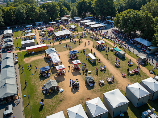 摩托车爱好者聚会，户外场地，多辆摩托车停放，社交活动场景